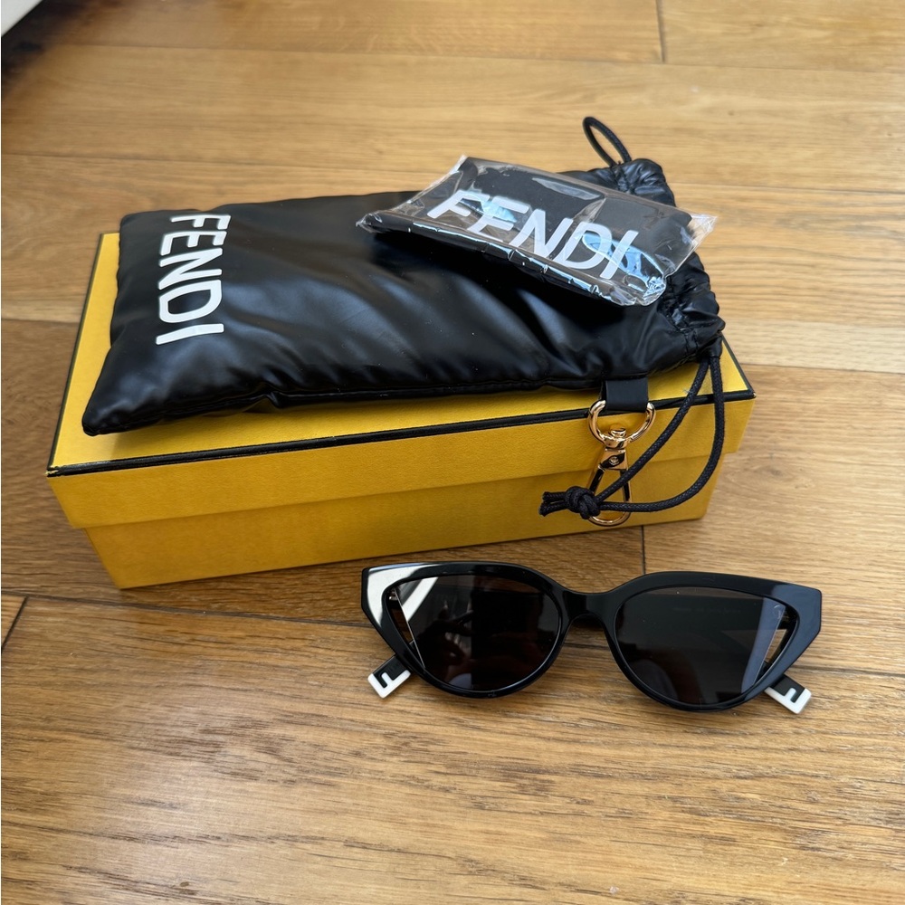 Fendi Cateye Sunglasses - Black